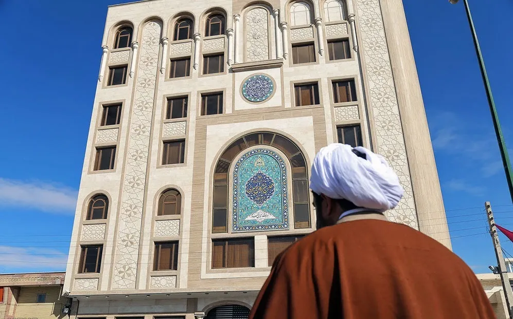 حمله به ساختمان دفتر مجلس خبرگان در قم / محوطه مجلس خبرگان در تهران هدف حملات جنگنده‌ها قرار گرفت