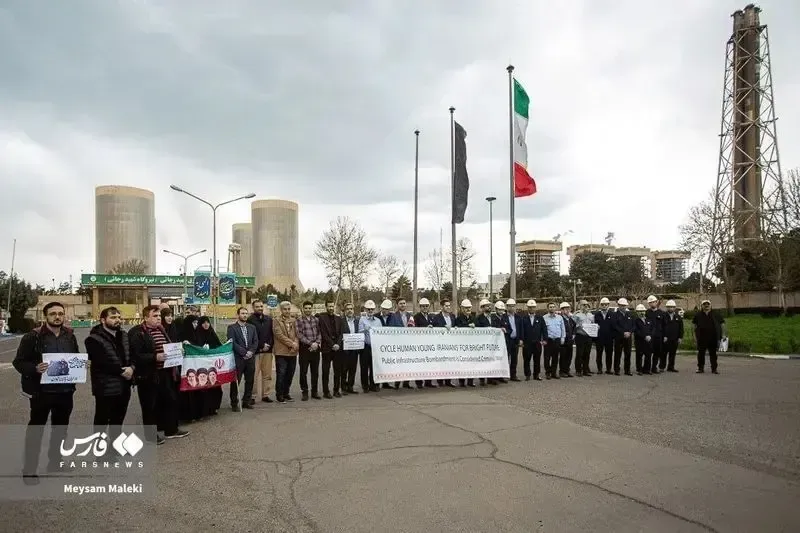 زنجیره انسانی در اطراف نیروگاه زنجیره انسانی در اطراف نیروگاه