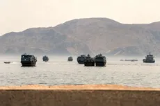 آکسیوس: آمریکا، ایران و عمان در آستانه دستیابی به «توافقی موقت» برای بازگشایی تنگه هرمز هستند