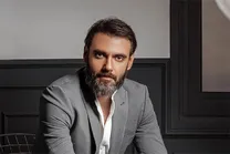 امیرعلی دانایی بازیگر «کلاه پهلوی» از ایران خارج شد