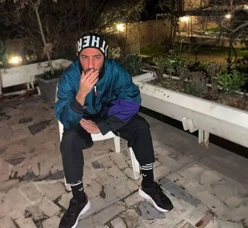 عکس جدید نوید محمدزاده با سیگار در حیاط وایرال شد