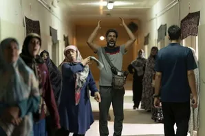 سریال «دو نیمه ماه» روایتی عاشقانه در بستر سه دهه از تاریخ ایران؛ ساعت پخش و بازپخش سریال