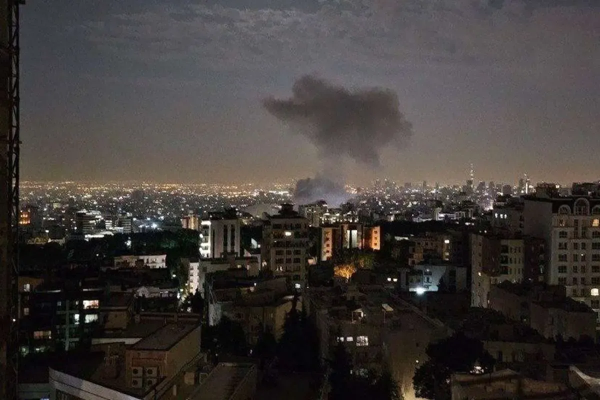 گزارش زنده از روز چهاردهم جنگ/ سقوط هواپیمای سوخت‌رسان آمریکا و ادامه حملات سنگین به تهران