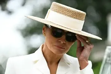 ملانیا با عینک ریبن متا