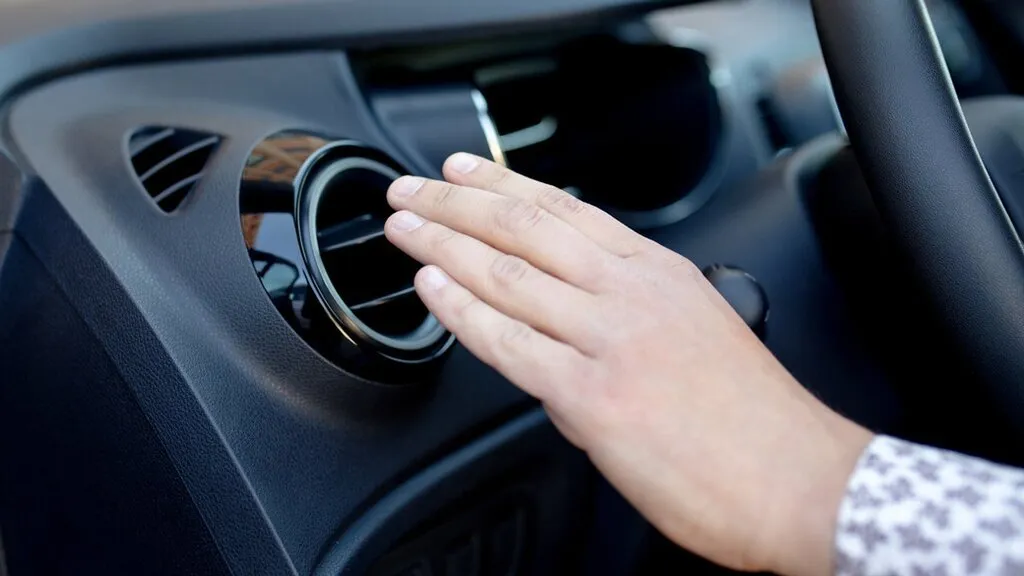 پاسخ به یک سوال کلیدی؛ آیا روشن کردن کولر خودرو مصرف بنزین را افزایش می‌دهد؟