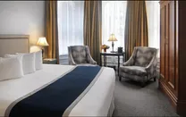 چگونه از وجود دوربین‌های مخفی در اتاق هتل یا اقامتگاه باخبر شویم؟