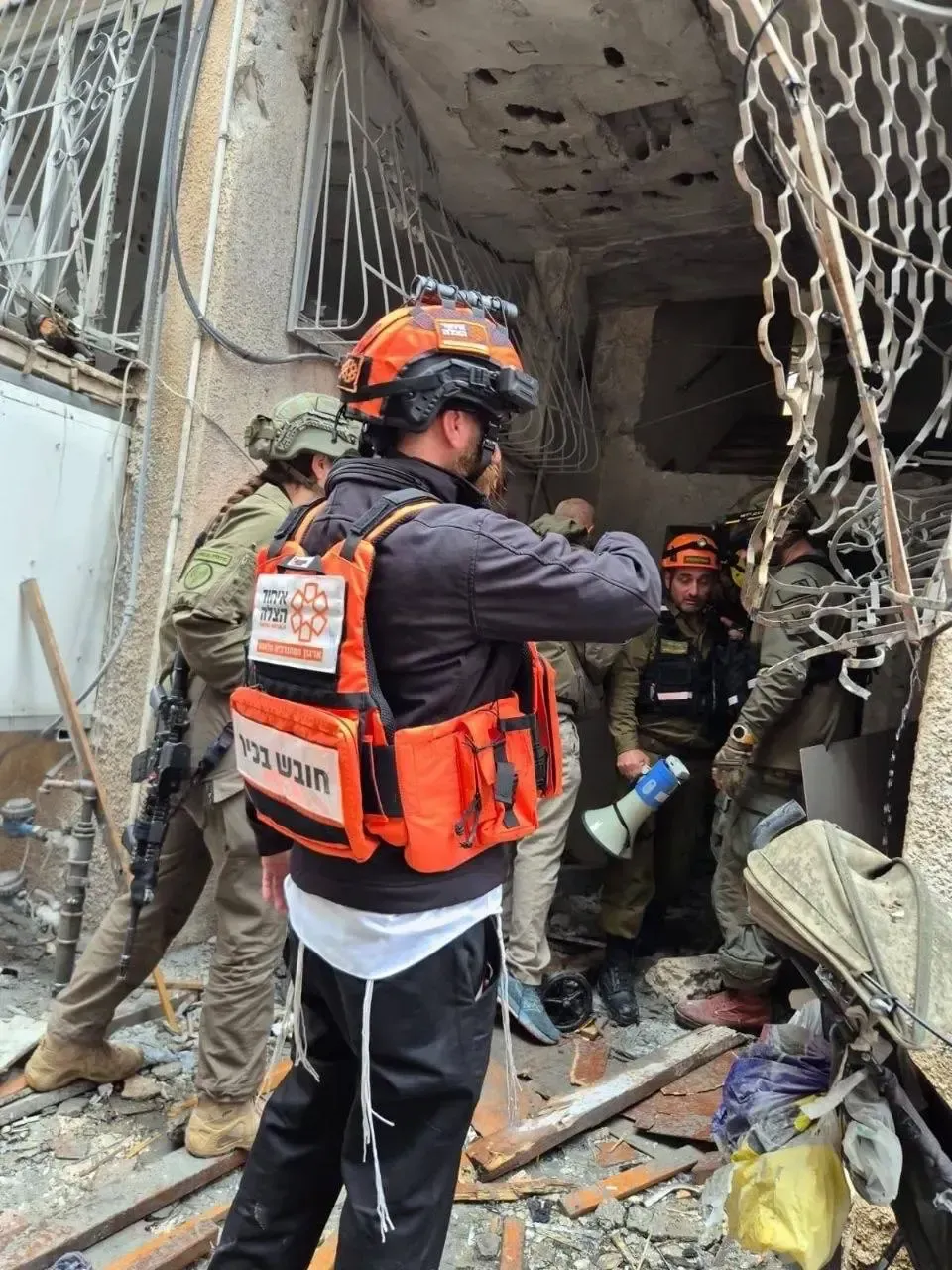 خسارات «بنی براک» بعد از حمله موشکی ایران خسارات «بنی براک» بعد از حمله موشکی ایران