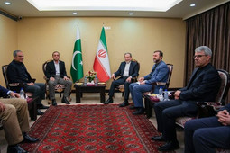 دیدار فرمانده ارتش پاکستان با عراقچی دیدار و گفت‌و‌گو کرد