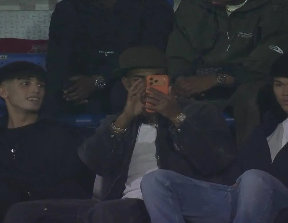 (عکس) لامین یامال با آیفون ۱۷ پرومکس شکار شد؛ مدل محبوب آیفون در دستان ستاره