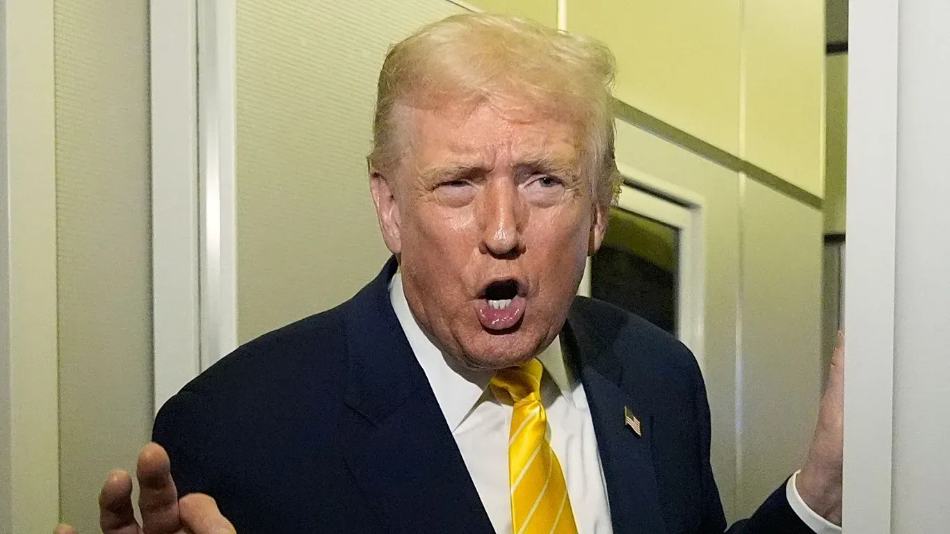 حمله دونالد ترامپ به یک خبرنگار زن؛ «ساکت، خوک کوچولو»!