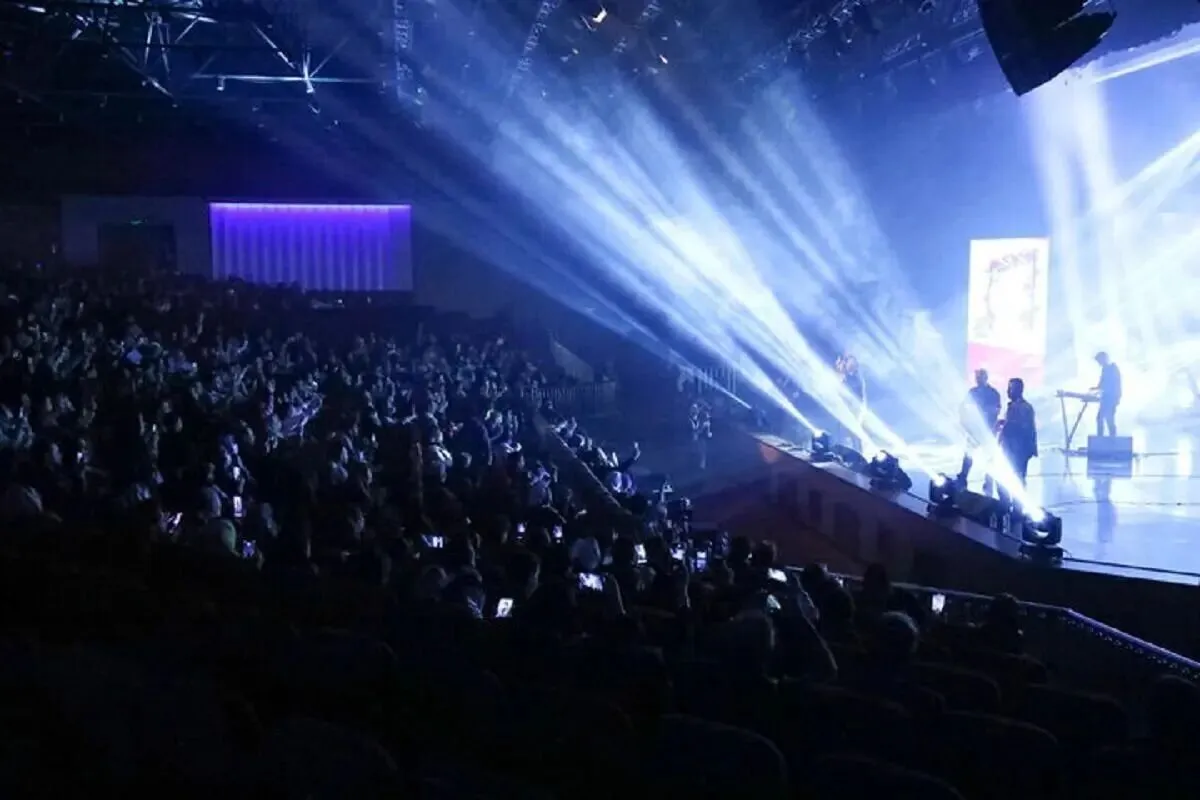 خواننده جوان روی صحنه بیهوش شد