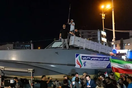 عکس؛ رونمایی از شناور تندروی هجومی ۲۷ رجب در میدان انقلاب