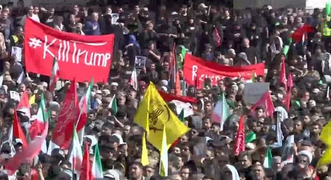 پرچم کشتن ترامپ در مراسم وداع با رهبر شهید انقلاب