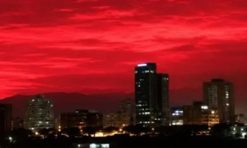 (ویدئو) وحشت مردمِ «گالراس» از «ابرهای خونین» در آسمان