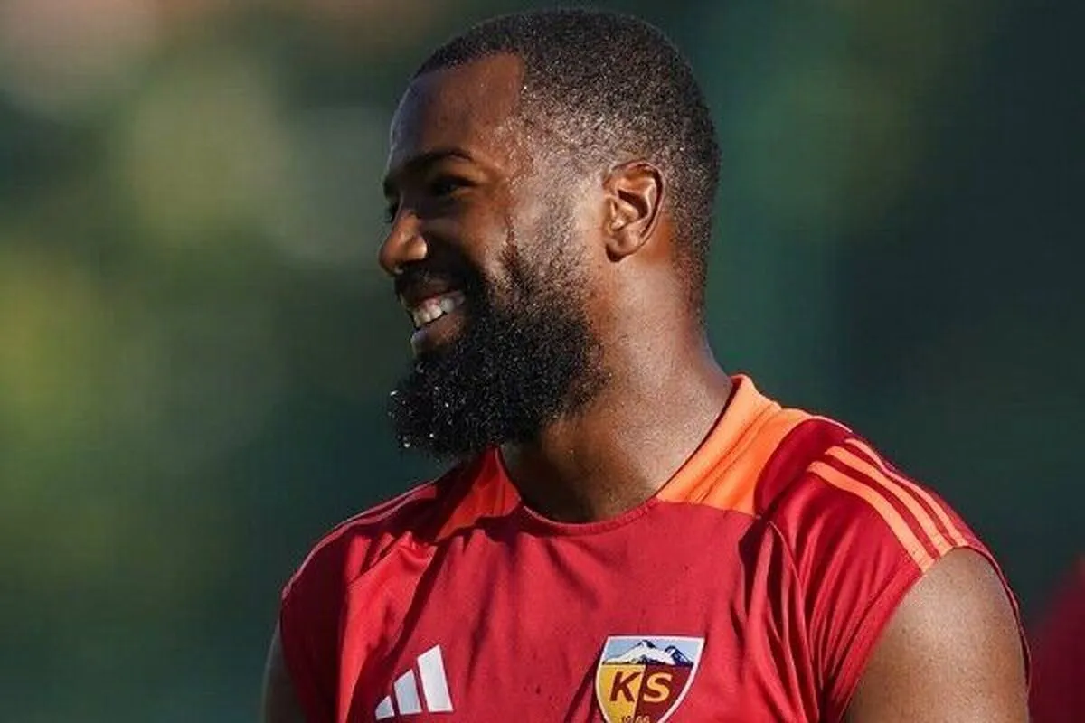 عکس جنجالی داکنز نازون ستاره استقلال با سیگار برگ!