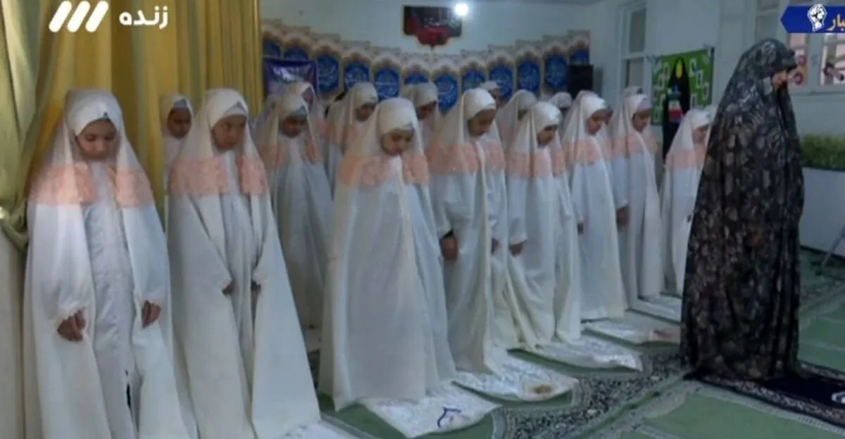 (عکس) اقامه نماز جماعت به امامت یک زن در تهران