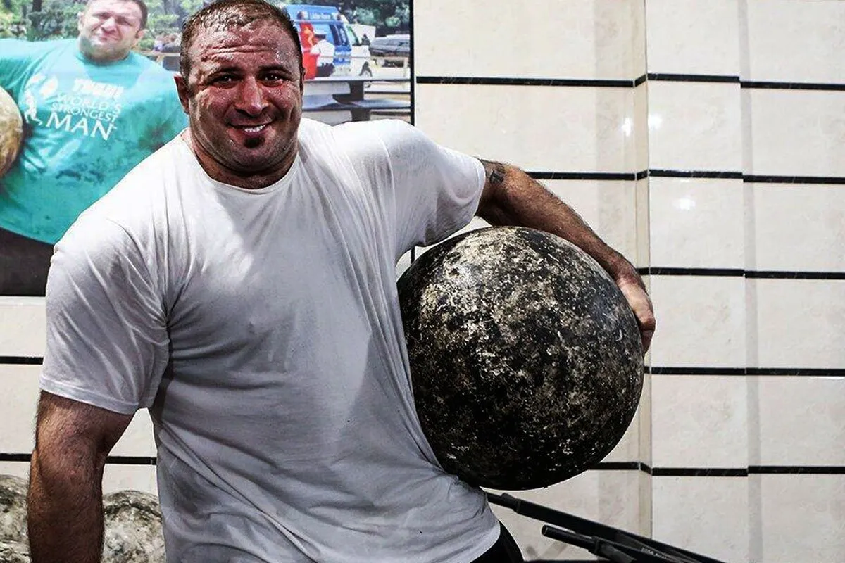 پیمان ماهری‌پور؛ غول اردبیلی، قوی‌ترین مرد ایران و داور مسابقه مردان آهنین که وزنه ۴۸۵ کیلو را از جا کند و طرفدار سرسخت تیم تراکتور است