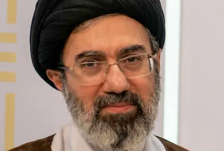 انتشار تصویری جدید از آیت‌الله سیدمجتبی خامنه‌ای به همراه یک پیام
