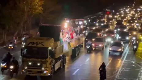 (ویدئو) عروسی عجیب در وسط خیابان در تهران؛ پشت تریلی تالار عروسی شد!