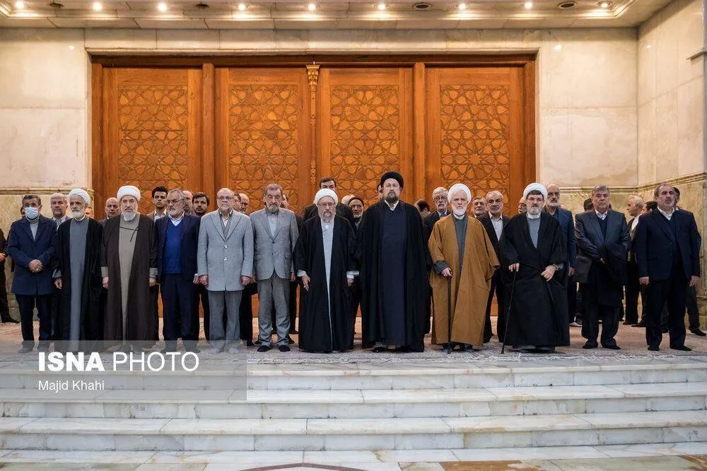 (عکس) احمدی نژاد با ماسک چند لایه در حرم امام!