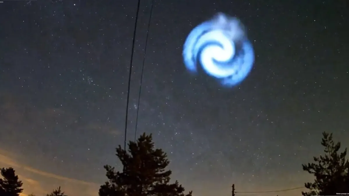 ماجرای مارپیچ آبی‌رنگ عجیب در آسمان اروپا