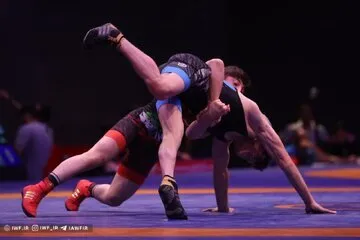 عکس | ستاره‌های کشتی زنان ژاپن با لباس ایران!