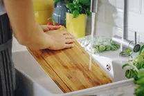 نحوه شستن و تمیز کردن تخته آشپزخانه چوبی و پلاستیکی | روش از بین بردن بوی بد تخته آشپزخانه