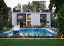 (تصاویر) ساختمان اداری لوکس در قلب یک باغ ۵۰۰۰ متری در تهران