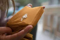 (ویدئو) ترفند کندن آدامس از روی لباس یا مبل که تعداد کمی آن را می‌دانند