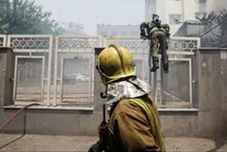 تصاویر | آتش سوزی انبار ساختمان بیمه آسیا در خیابان شهید قرنی