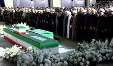 (تصاویر) چه کسانی در صف اول نماز رهبر شهید حاضر بودند؟