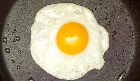 (ویدئو) تخم مرغ درست کردن با گرمای آفتاب پاریس