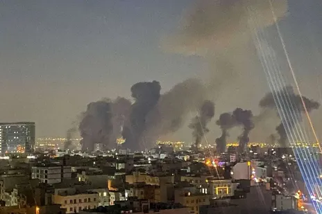 گزارش زنده از هفتمین روز جنگ/ حملات سنگین به تهران و شیراز