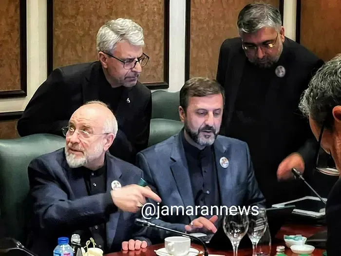 قالیباف در حال بررسی متن حقوقی