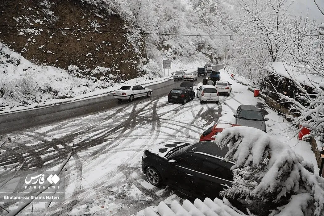 تهران یخ زد؛ ارتفاع برف به ۳۵ سانت رسید/ برف سنگین در راه پایتخت