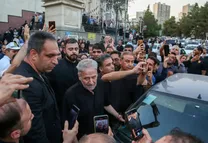 «اینجا مجلس عزا است»؛ جنجال سلفی با بازیگران در مراسم اکبر عبدی