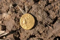 عکس | کشف سکه‌های باستانی در یک مکان غیرمنتظره!