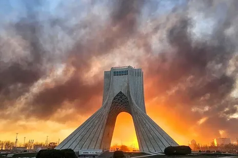 برج آزادی در پی حملات اخیر به تهران آسیب دید