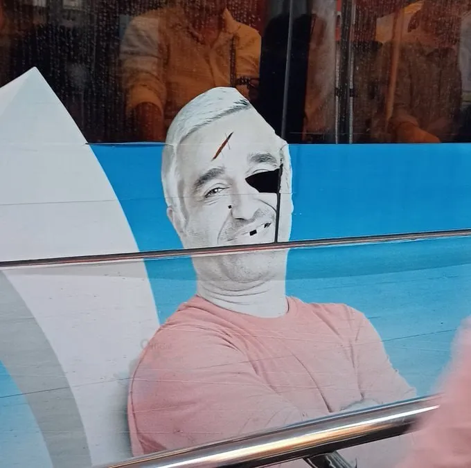 پاره کردن عکس پژمان جمشیدی در مترو تهران!