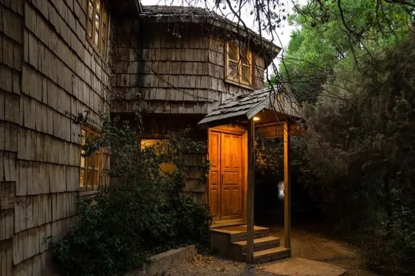 تنها روستای ایران که تماما از چوب ساخته شده است