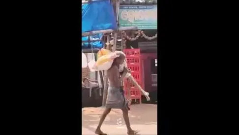 (ویدئو) مردی با اسکلت خواهرش به بانک رفت تا سپرده ۲۰۰ دلاری‌اش را دریافت کند