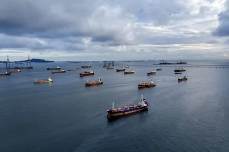 تنگه هرمز به طور کامل باز شد