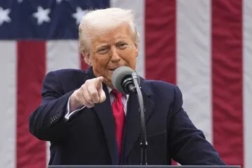 ترامپ: یا با من باشید؛ یا له می‌شوید!