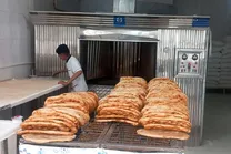 نوشته پشت شیشه یک نانوایی جلب توجه کرد؛ با استناد به اصل چهلم قانون اساسی کاسبی خود را تعطیل می‌کنم