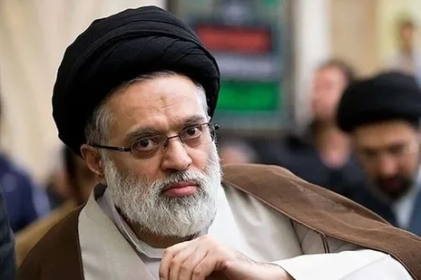 (ویدئو) جمله توجه‌برانگیز فرزند رهبر انقلاب هنگام اقامه نماز
