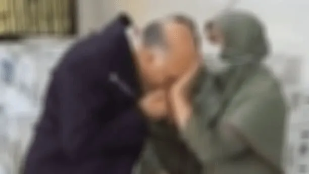 چرا بوسه کارآفرین مشهور و کارشناس برنامه‌های مذهبی تلویزیونی بر دست زن کارگر جنجالی شد؟