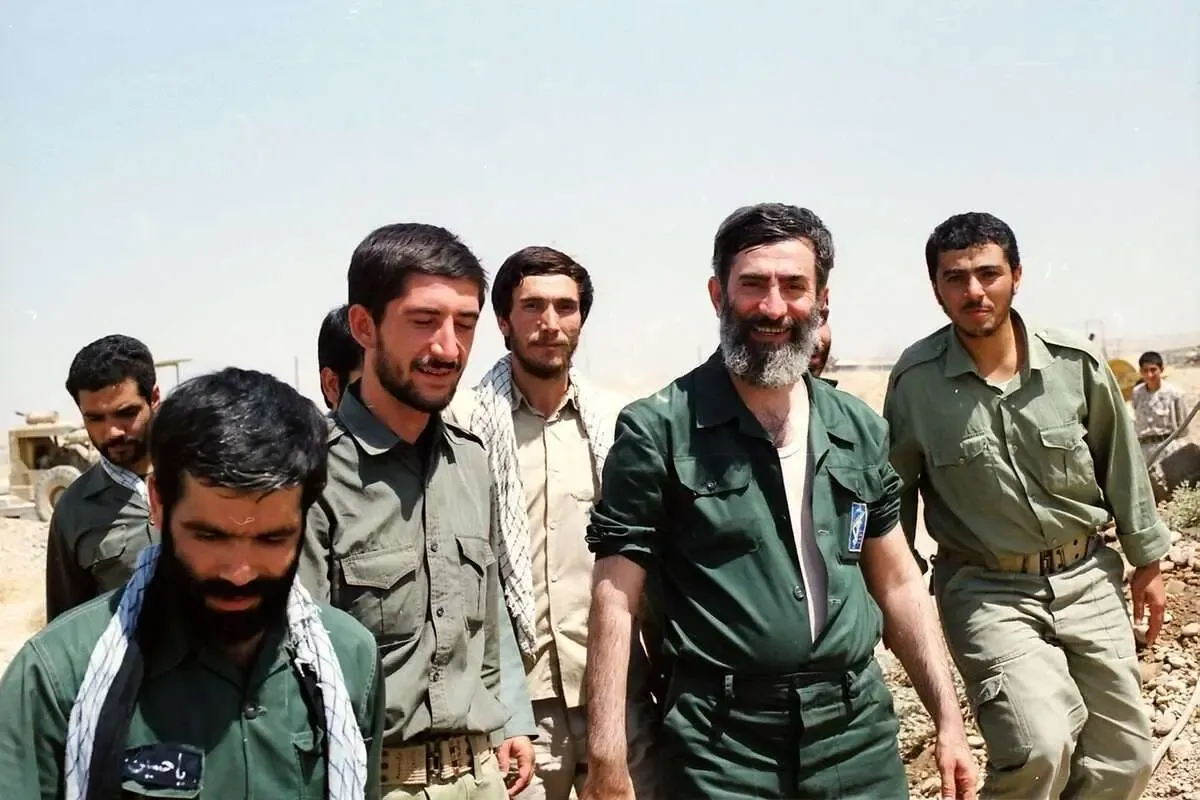 عکسی دیده نشده از رهبر انقلاب با لباس رزم در کنار فرمانده ارتش