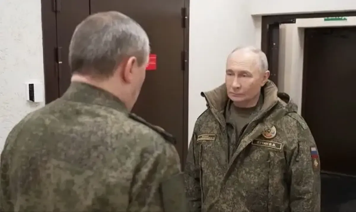 پوتین لباس رزم بر تن کرد