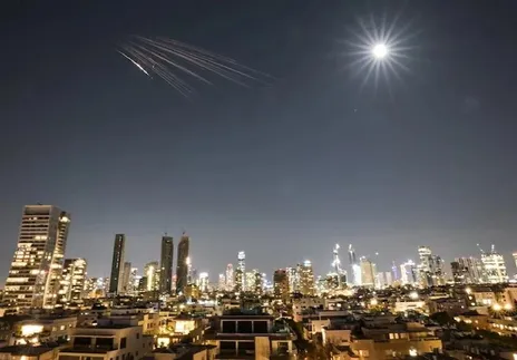 رسانه‌های عبری: موشک خوشه‌ای ایران به جنوب تل‌آویو اصابت کرد/ دو اسرائیلی کشته شدند