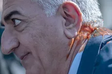 جزئیات حمله به پهلوی در برلین با سس گوجه؛ چه کسی با «سس گوجه» به رضا پهلوی حمله کرد؟